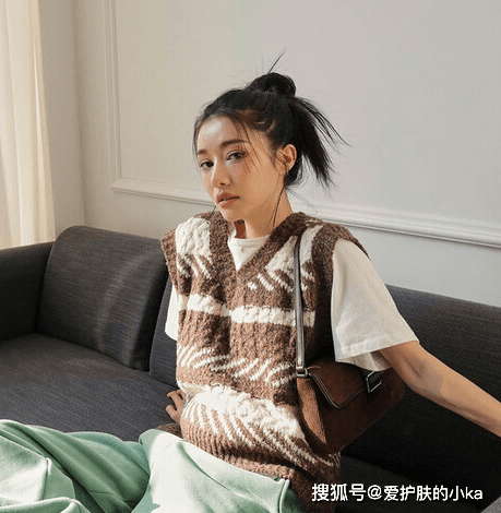 大部分|卫衣失宠了？2021秋冬流行穿“针织马甲”，单穿叠穿都美炸！