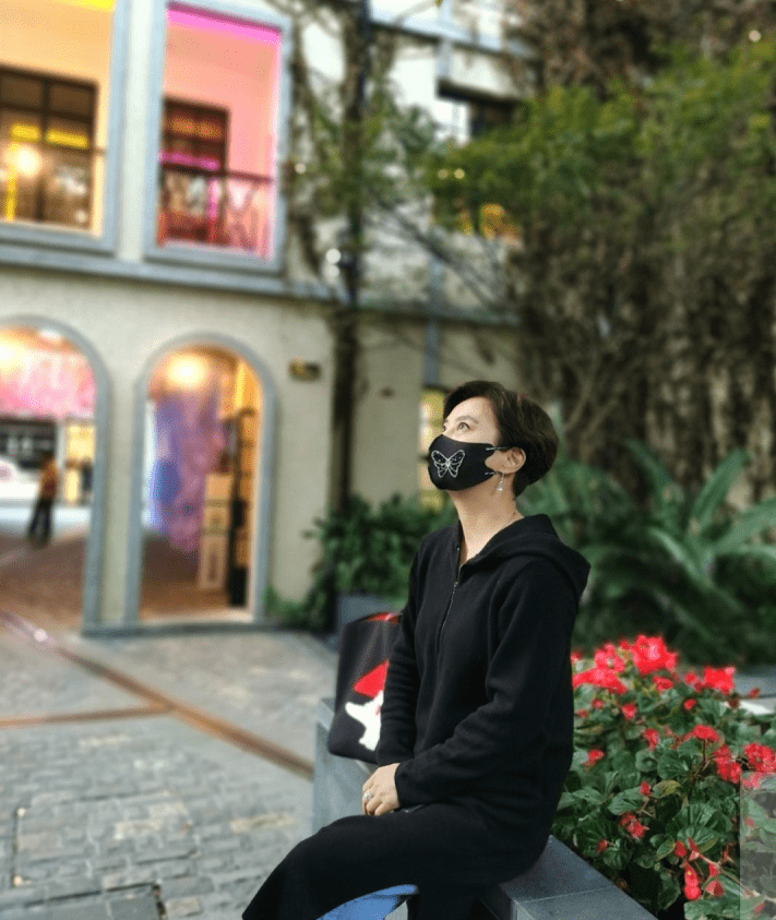 姐弟|李玲玉和儿子同框好像姐弟,活得潇洒率性的女人,多少岁都不显老