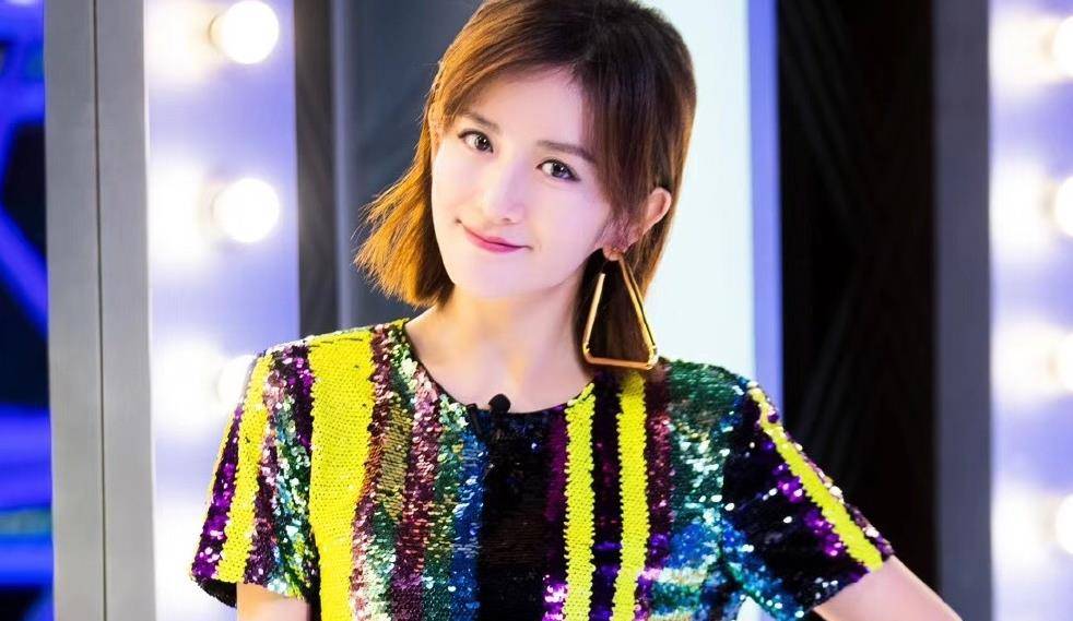 因为|谢娜险些摔倒，Justin展现男友力一把护住，这是坐腿上了吗