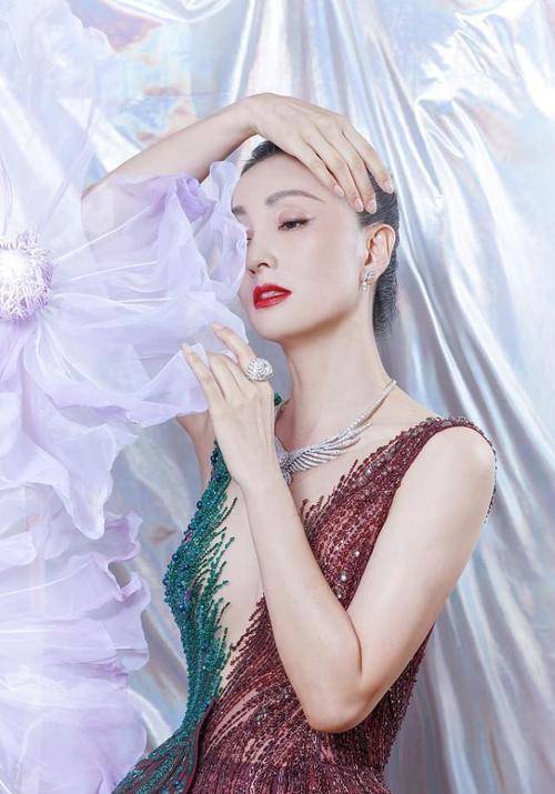 整体|陶虹贵妇气质开挂,奔五的年纪这样穿“太客气”,拼色搭配太唯美