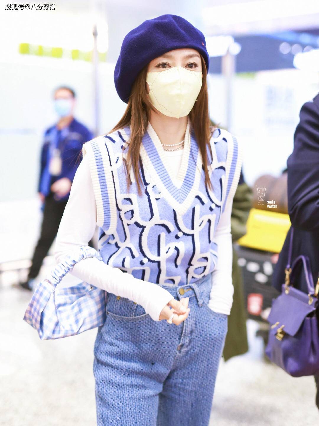 身材|秦岚虽是“阿姨年纪”，穿针织马甲配白T恤甜美温柔，嫩成大学生