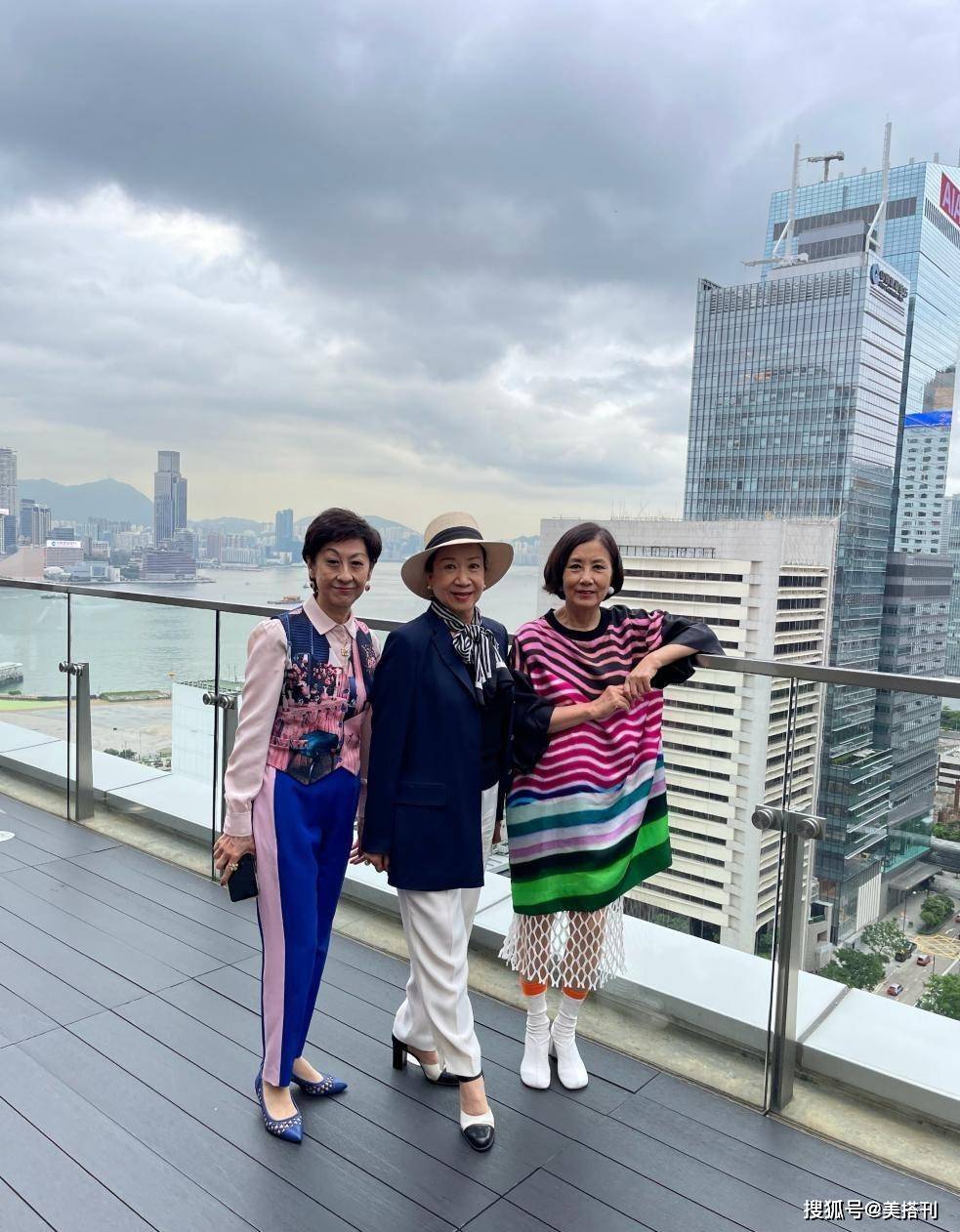 保养|74岁汪明荃气质不一般，“病号服”穿出高级感，网友：保养得真好
