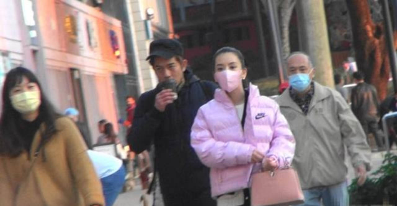 身材|郭富城一家五口逛街，俩女儿不怕露正脸，小他4岁的岳母穿貂贵气？