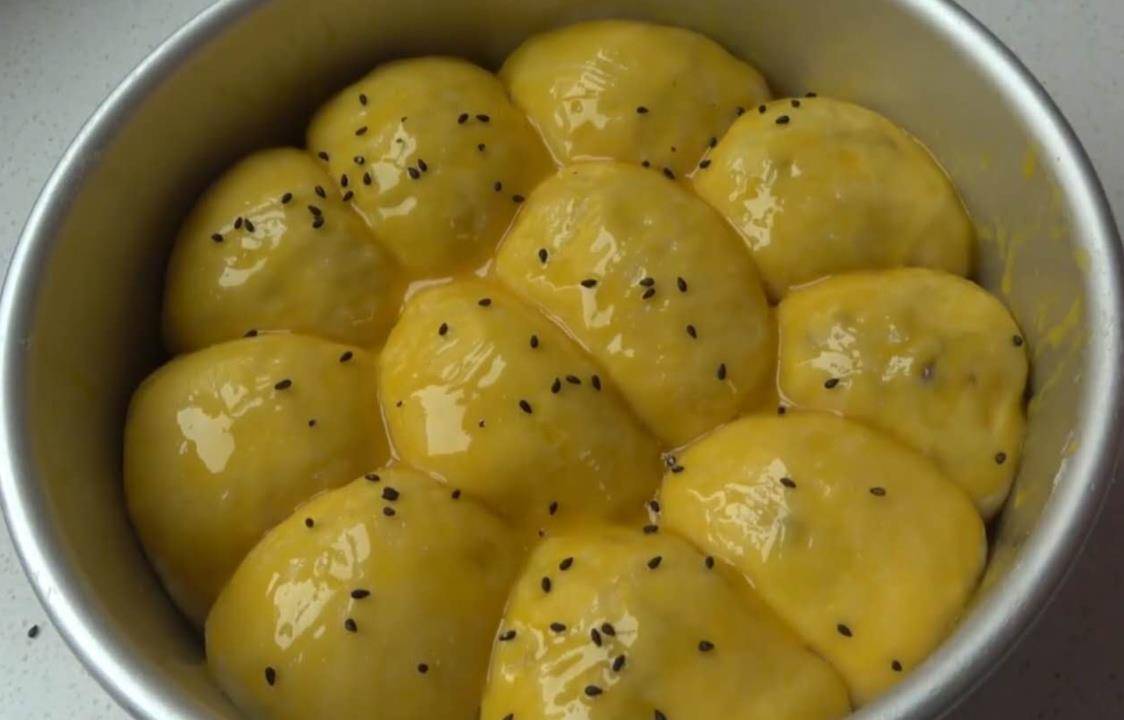 做法|不用烤箱，不用电饭煲，简单一蒸，做出蓬松暄软还拉丝的面包