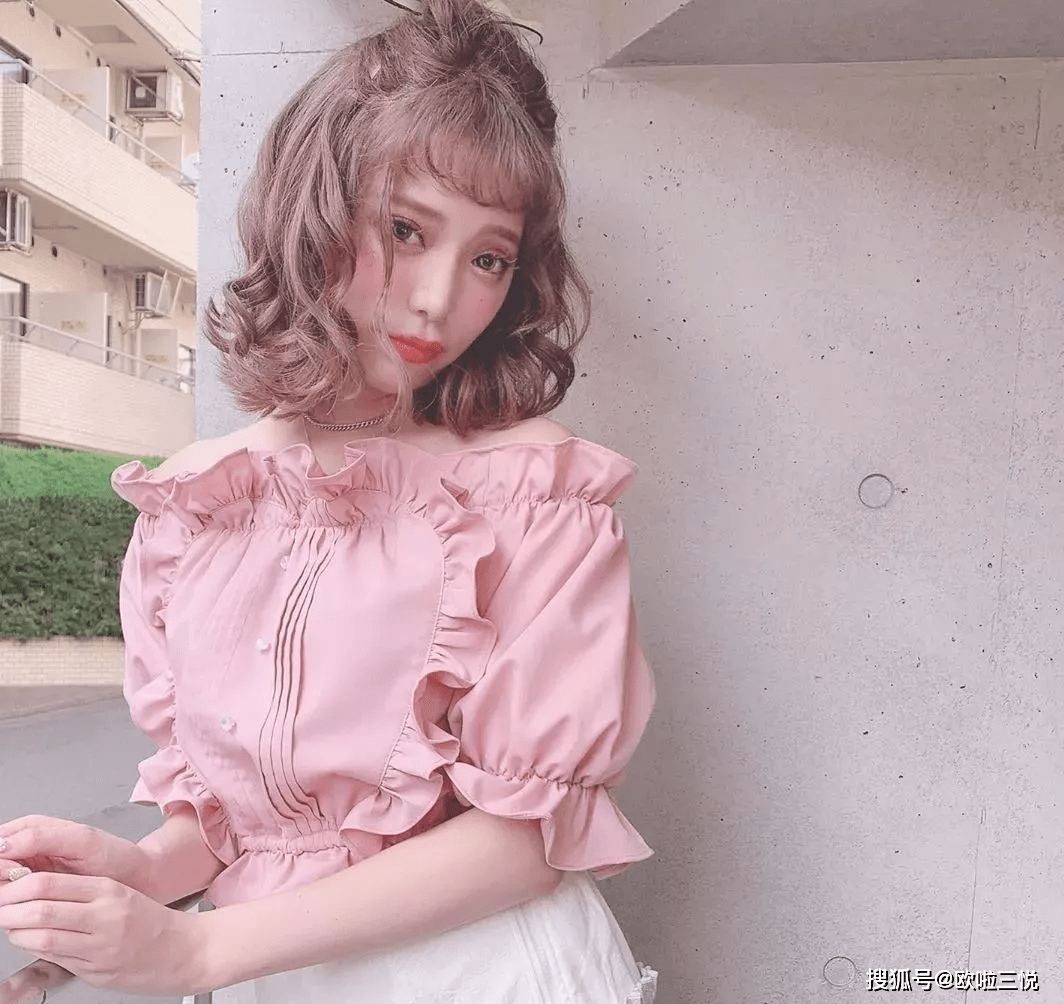 图案|穿衣搭配： 今秋 这4个颜色，黄黑皮穿太显白了！