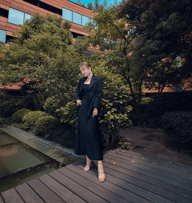 设计|马思纯穿黑白色真有“氛围感”，风衣西装都有味道，成熟美真高级