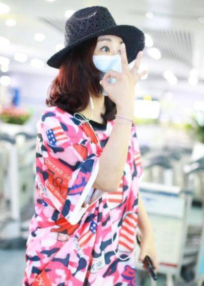 一身|陈松伶年过50时髦范十足，穿印花T恤配下衣失踪，少女感满满