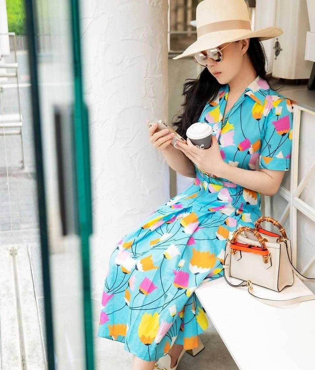 色彩|章小蕙骨子里的“贵族”气质，穿印花连衣裙优雅贵气，美翻了