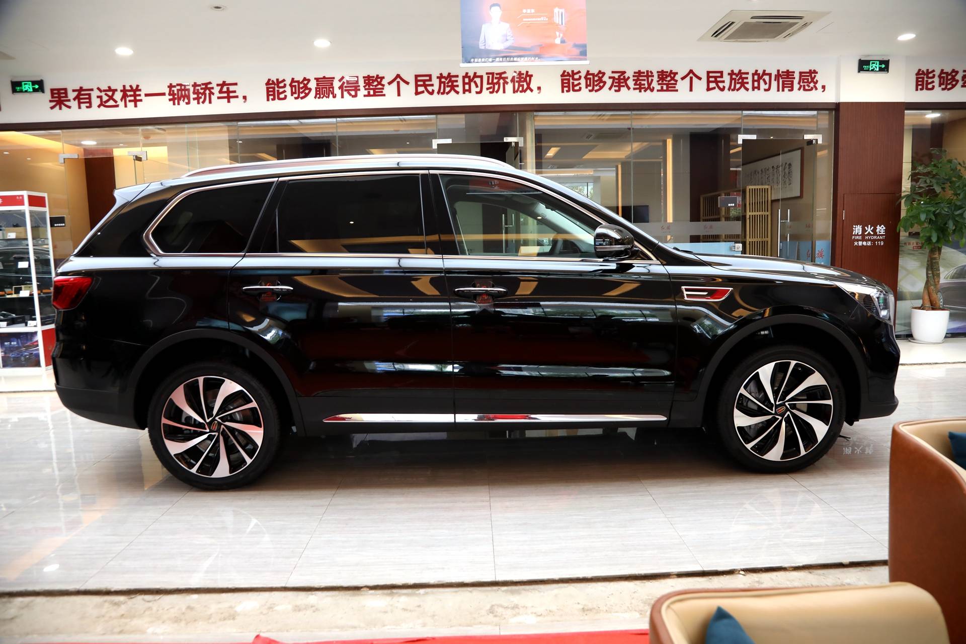 外形辨识度强 红旗hs7到店实拍 内饰沉稳大气