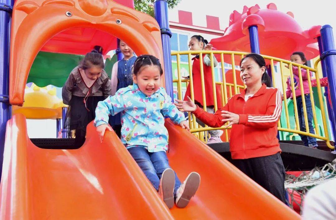 什么|当孩子哭闹不愿意去幼儿园时,家长要明白什么该说,什么不该说