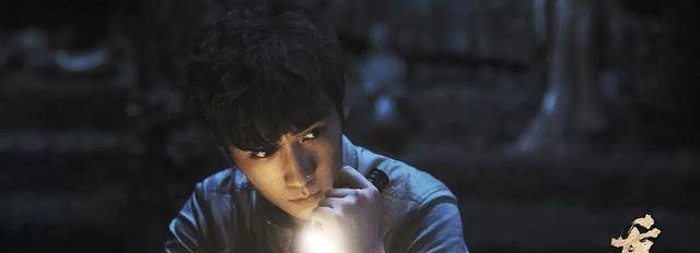 角色|太敬业！某知名男星拍戏狂摔臭水沟，连喝几口后心态乐观还点赞？