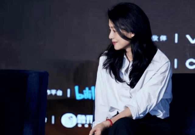 经典|28年前巩俐的“白衬衫＋小黑裤”太经典，周韵靠它也美得惊艳时光