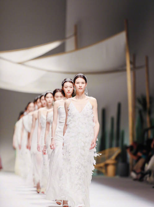 眼袋|吕燕品牌秀众星助阵,嘉玲胡兵同框童瑶眼袋抢镜,她穿50元国货!