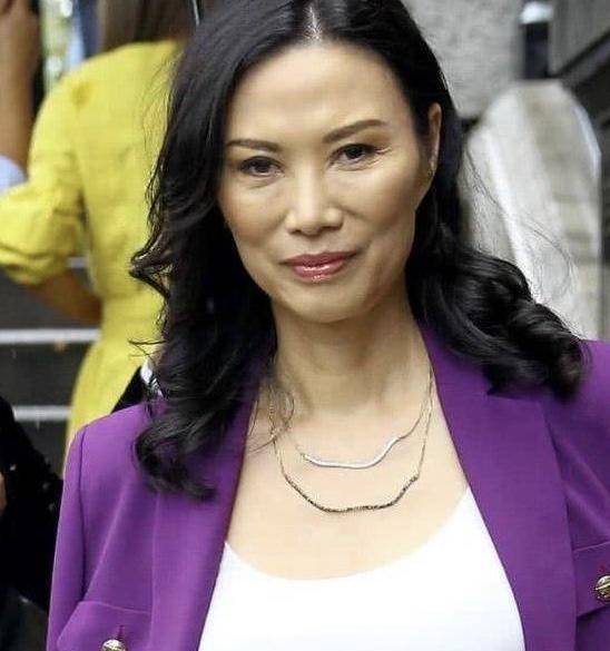 颜色|邓文迪的上流社会朋友真多，穿粉色无袖连衣裙参加派对，气质惊艳