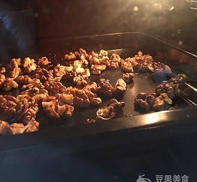 美食|#童年不同样，美食有花样# 核桃芝麻酥饼—小时候的味道