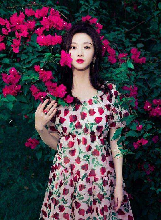 色彩|章小蕙骨子里的“贵族”气质，穿印花连衣裙优雅贵气，美翻了