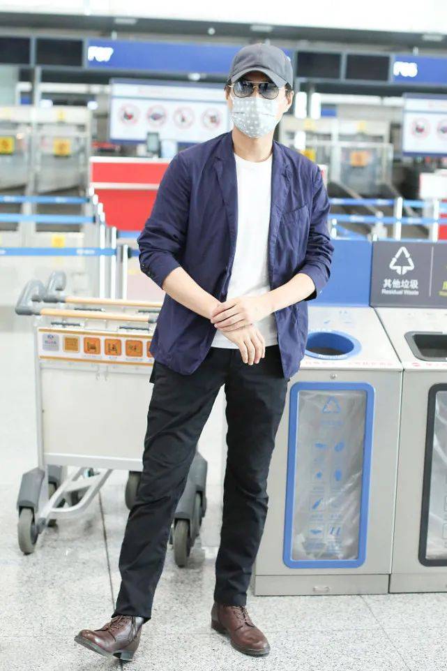 魅力|靳东打造经典造型，西装+白T一样很时髦，这样穿尽显型男气质