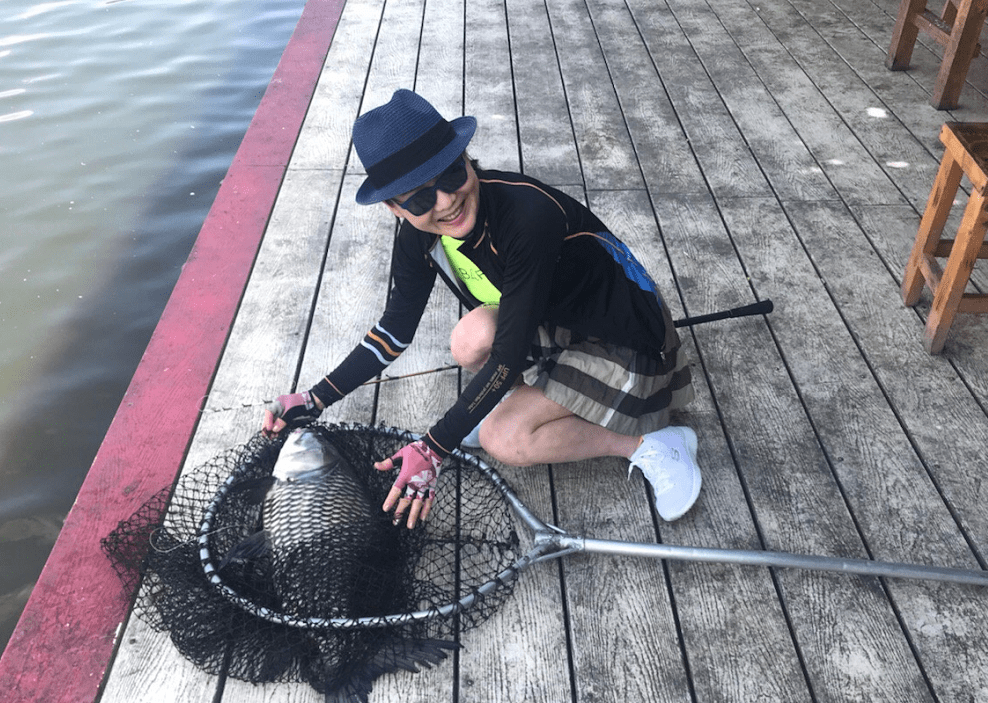 迷你裙|大李琳真没把年龄放心上，穿紧身衣配迷你裙，虽然有点刻意但耐看