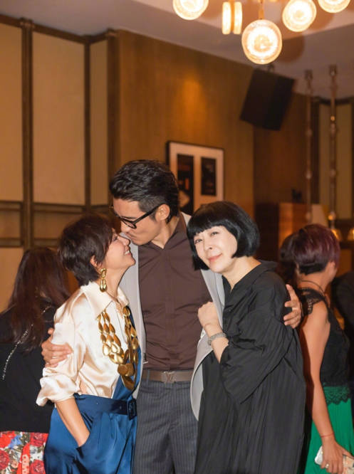 眼袋|吕燕品牌秀众星助阵,嘉玲胡兵同框童瑶眼袋抢镜,她穿50元国货!