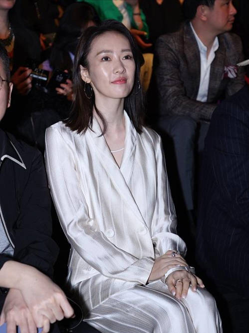 眼袋|吕燕品牌秀众星助阵,嘉玲胡兵同框童瑶眼袋抢镜,她穿50元国货!