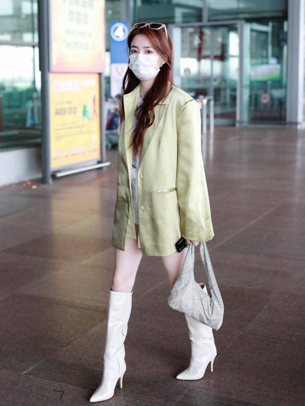 米黄色|徐璐的机场穿搭真亮眼,一件米黄色西服搭配白色短裤,秀出大长腿
