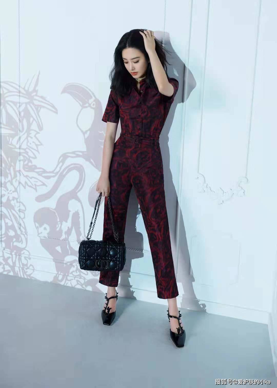 颜色|28岁阔太杨采钰气质真的好，穿连体裤似旗袍，复古风也要配Dior