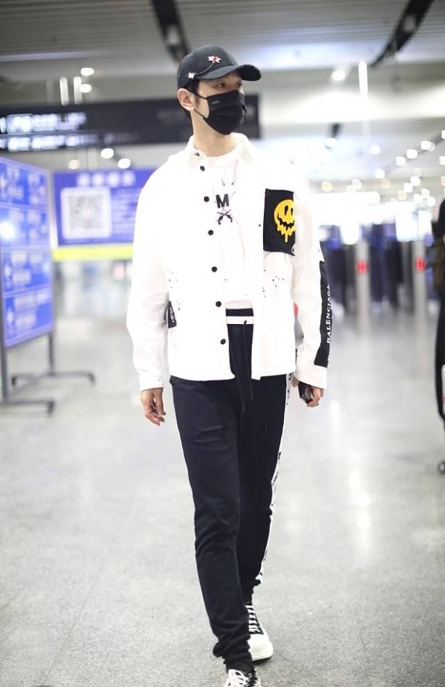 身材|44岁黄晓明不再“油腻”，运动裤造型青春潮流，这简直是搭配模板