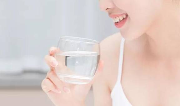 补充|喝水不注意也能触发心脏病！心脏最怕这3种喝水方式，别再这么做