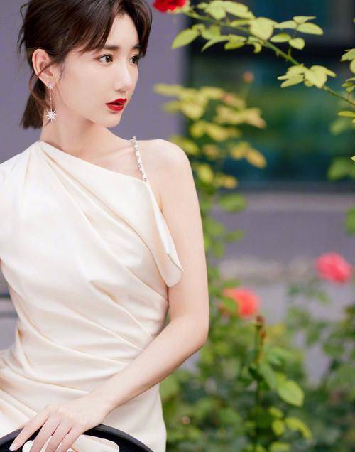 感觉|毛晓彤仿邓丽君造型,白色衬衫配格纹半身裙,浓浓的复古风