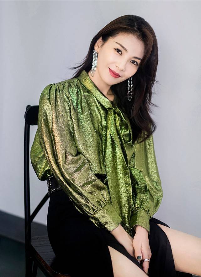 黑色|《披荆斩棘的哥哥》新主持人刘涛气场全开，开叉长裤抢镜，有韵味