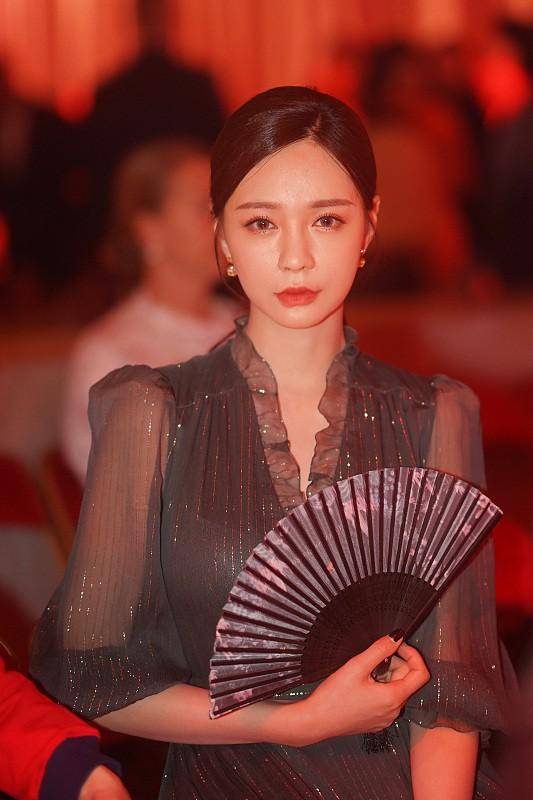 头发|沈梦辰改变风格走淑女风，身着雪纺小碎花长裙，头发微卷温柔知性