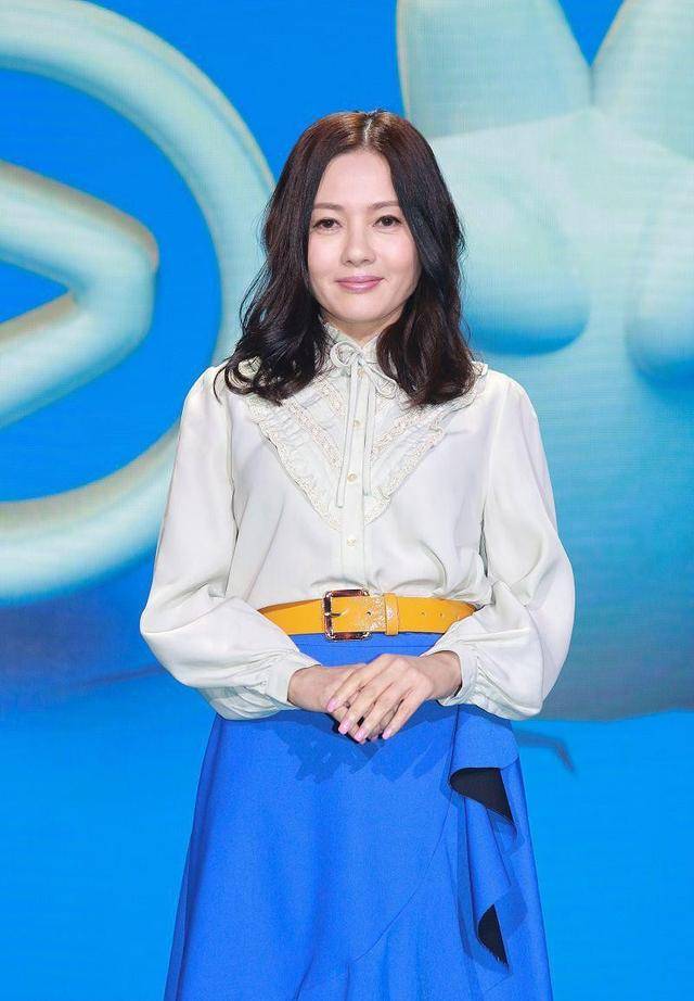 原创60后李丽珍穿搭完全不输90后白衬衣配长裙落落大方温婉动人