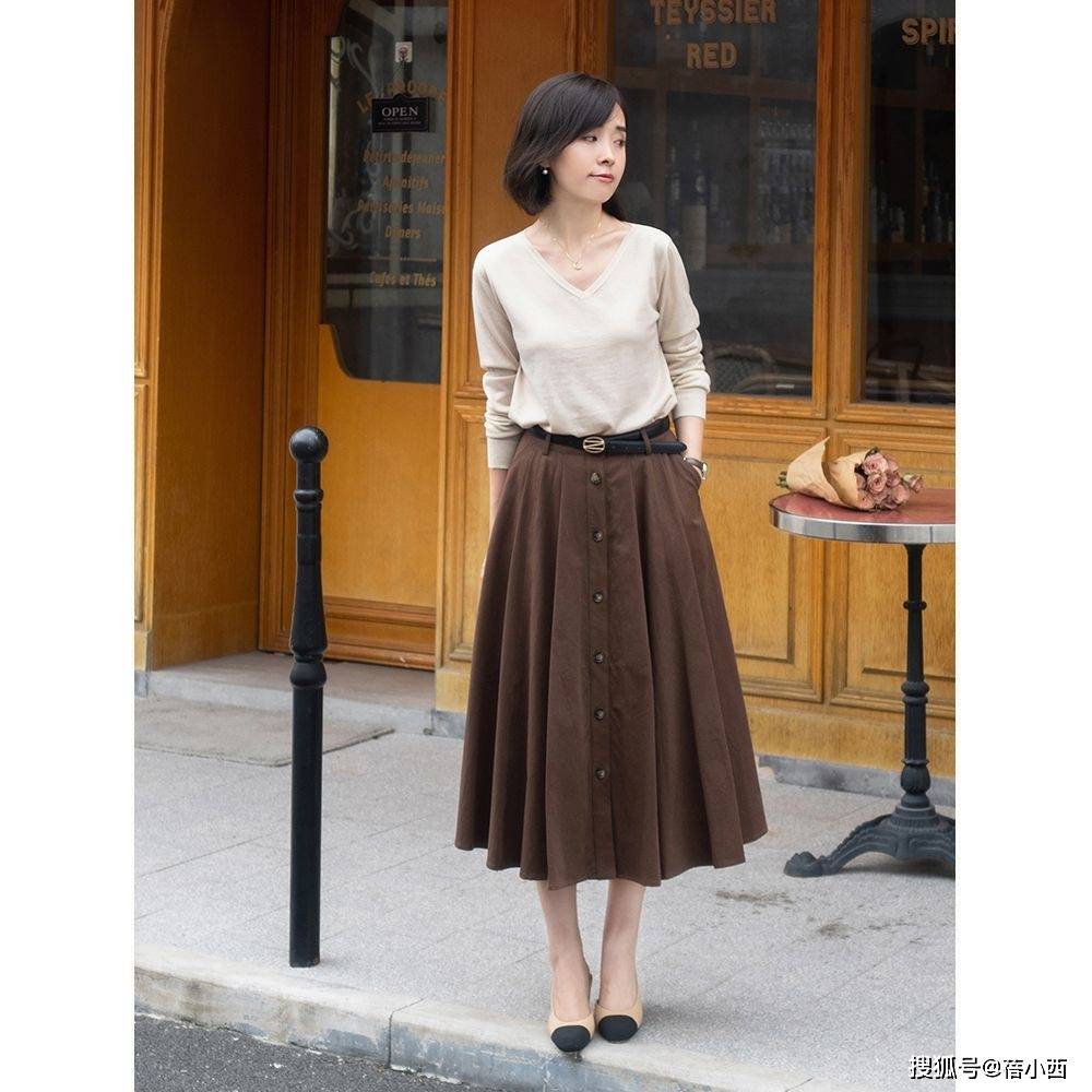 chic|chic！简约！百搭！真正有品位的女人，早秋衣橱里必备“针织衫”