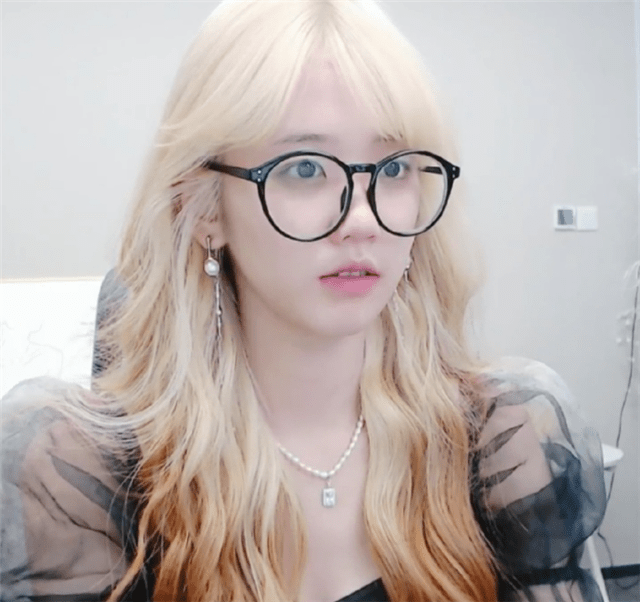 面对漂亮女主播六尾太坦诚主动女装还放水早已芳心暗许