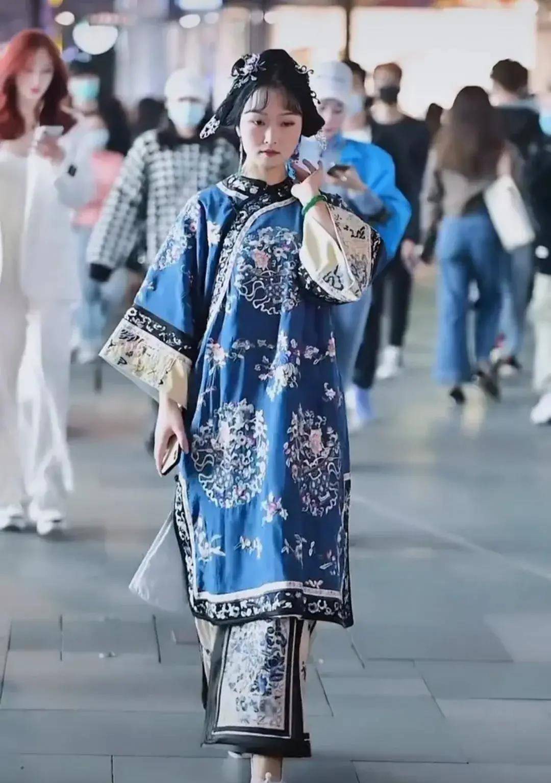 束于|她这身看似满清时期的服装，走在街头争议不断
