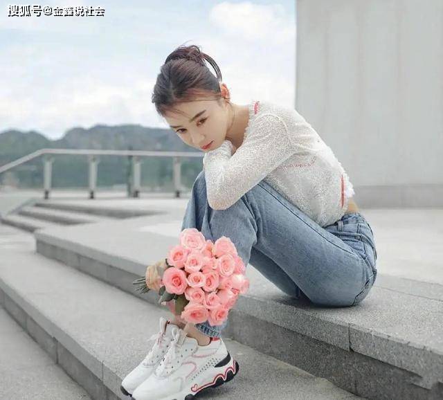 身材|袁姗姗秀身材太刻意，穿“蚊帐衣”又薄又透，白色打底都显了出来