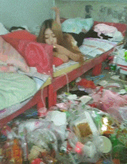 開心一刻：小時候，大人農忙，小孩都托給我們這些五六歲的孩子管 搞笑整蠱 第1张