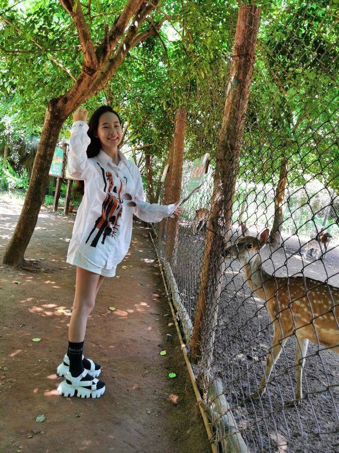 厚底|赵文卓妻女出游大女儿最抢镜，才14岁腿细又长，像开了拉长滤镜