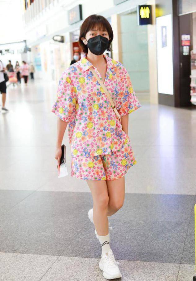 套装|焦俊艳把自己打扮成小孩，穿花花绿绿的套装好接地气，素颜也不差