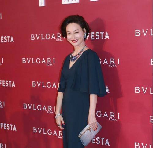 样式|惠英红美得不张扬，穿低调色礼服气质温婉，戴“大片”项链更吸睛