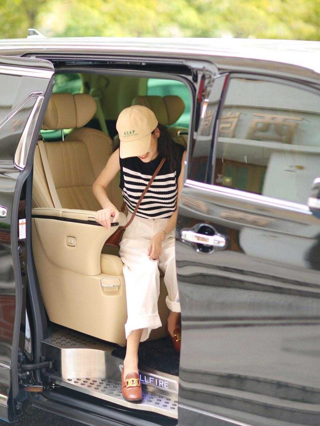 条纹|早秋，“阔腿裤”的高级穿法是这样的，搭配衬衫利落又时髦