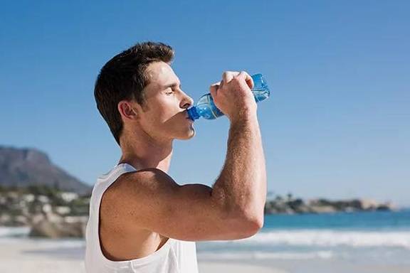 补充|喝水不注意也能触发心脏病！心脏最怕这3种喝水方式，别再这么做