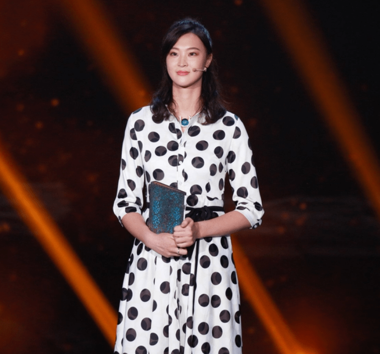 大气|惠若琪生女儿后逆生长！一袭印花裙美艳又大气，气质不输女明星