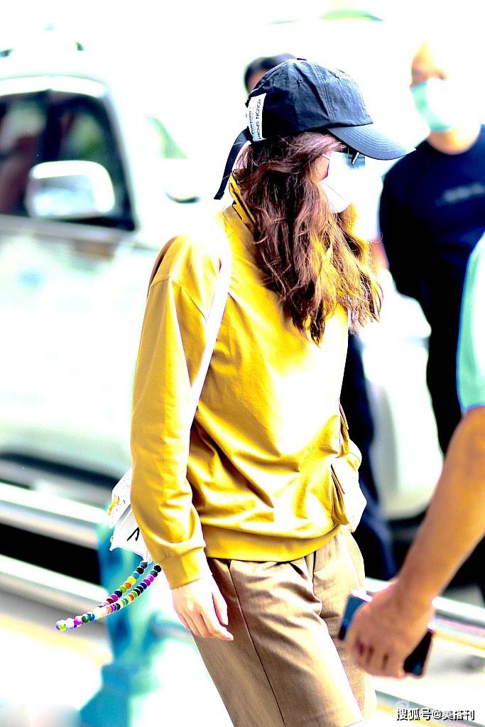 感觉|刘诗诗罕见露面，姜黄色卫衣搭西装短裤，网友：姬圈大佬的既视感