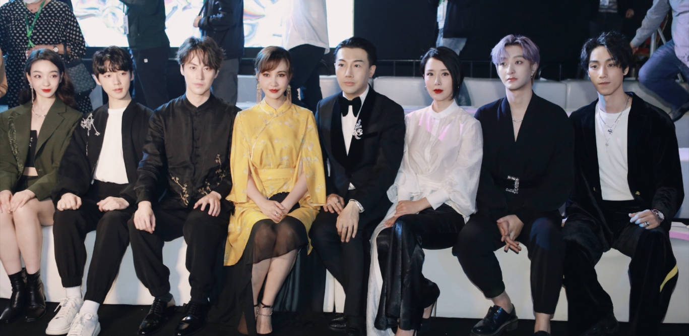 严重|杨雪出山现身时装周,生图曝光卡粉严重,脸颊肿胀与精修差别太大?