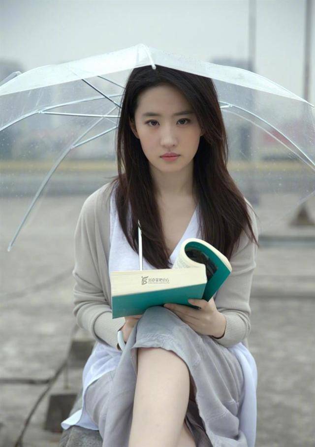设计|刘亦菲的好气质真不是吹的，针织衫配白T恤文体清新，高级感爆棚