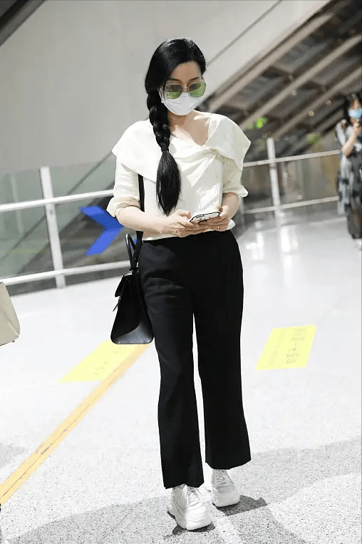 身材|同穿喇叭裤,范冰冰穿显腿短又显土气,刘雯却秀了腿还很潮?