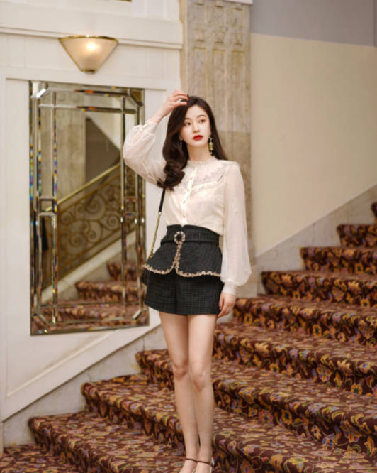设计|刘亦菲气质真脱俗,同龄人“压不住”的香槟色,她却穿出了高级范