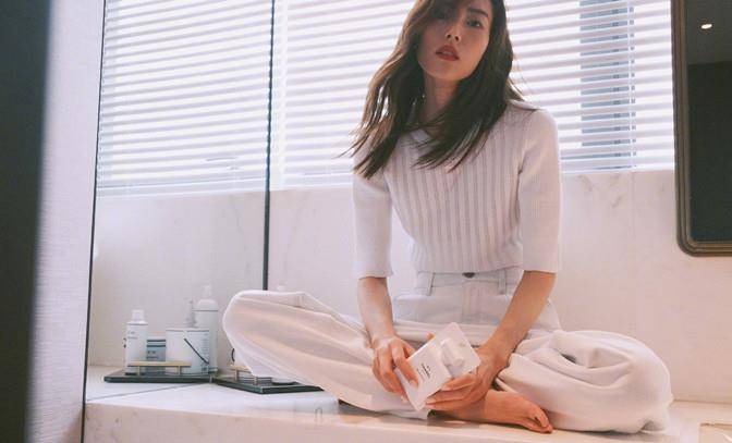 下装|刘雯近照快瘦成麻杆，穿睡裙走机场好惊艳，喇叭裤填不满目测80斤