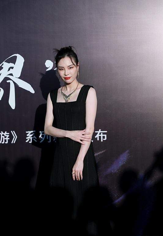 整体|吴敏霞首挺5月孕肚捞金，罕化浓妆超美，光脚在沙漠中走秀似超模